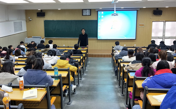            必赢766net手机版召开新学期大一年级大会 