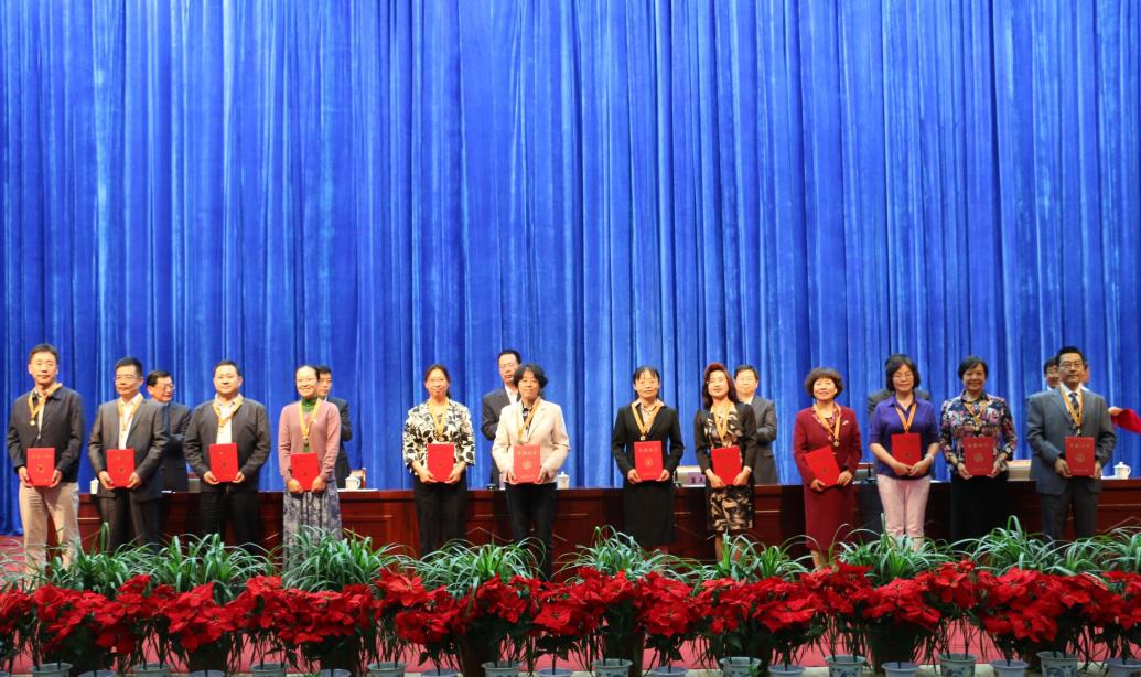            学院教师获得学校表彰 