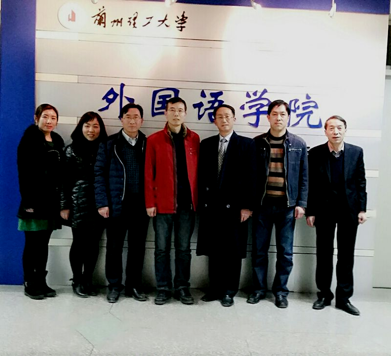            黄忠廉教授为我们教师做社科项目申报辅导报告 