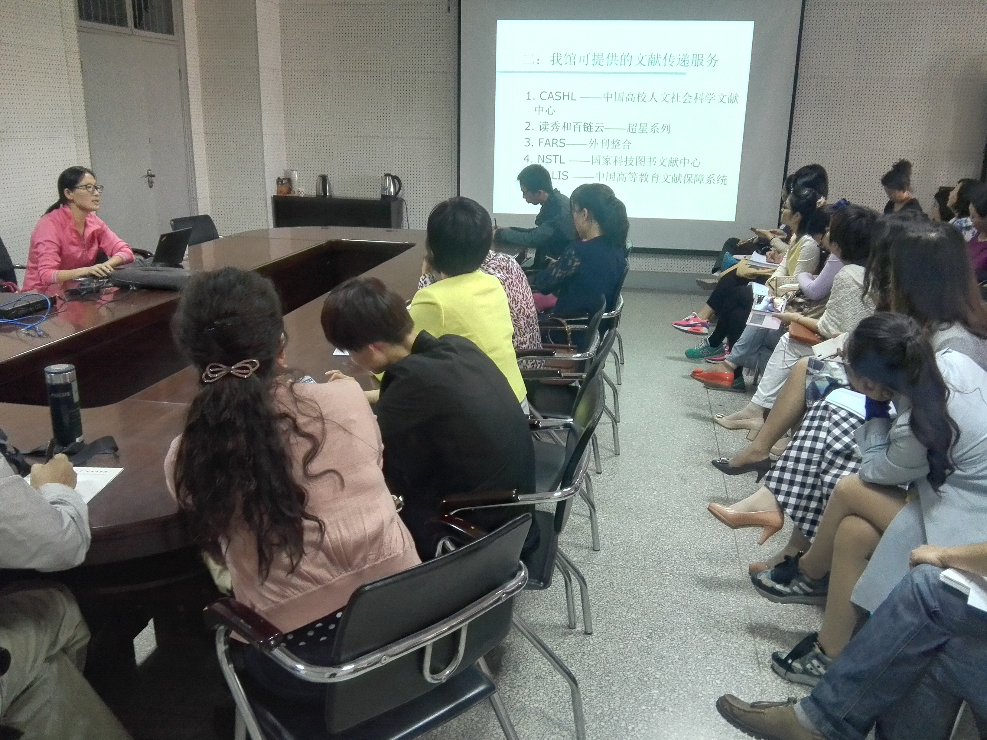            图书馆信息咨询部崔娜老师给必赢766net手机版师生做讲座 