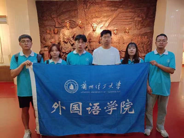 必赢766net手机版“我在社区写青春”社会实践队在庆阳市博物馆开展红色教育