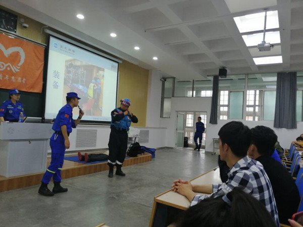 必赢766net手机版学生参加甘肃蓝天救援队安全宣传讲座