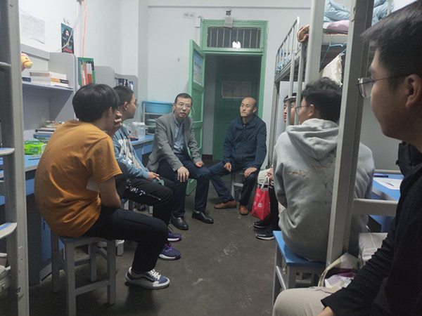必赢766net手机版领导、老师深入学生宿舍开展中秋节慰问及假期安全卫生检查