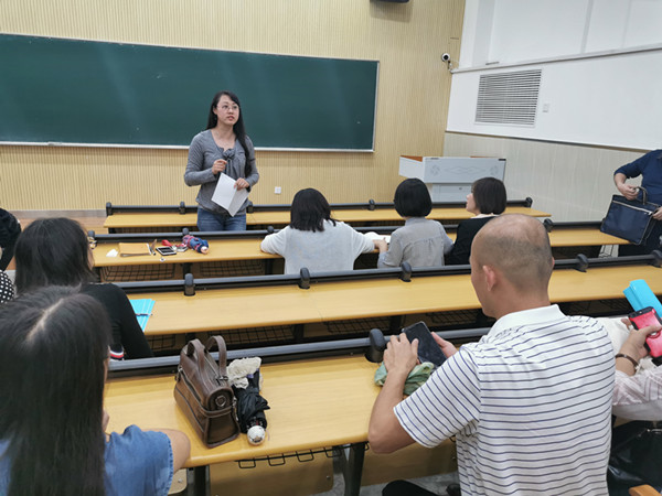 必赢766net手机版召开新学期班主任会议