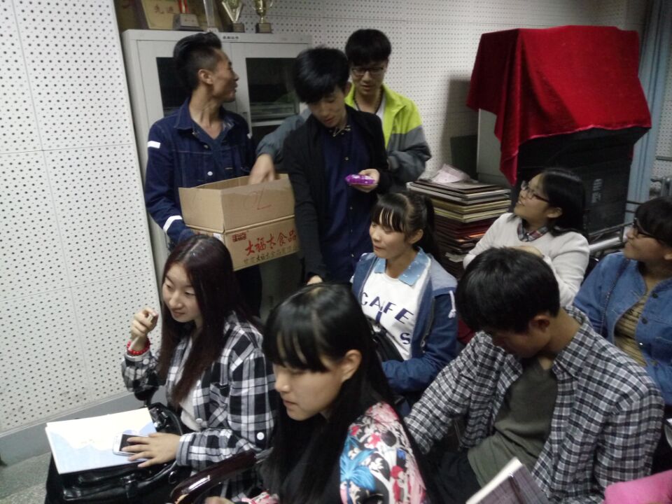            中秋送温暖 关爱在身边               ——必赢766net手机版中秋佳节慰问新生