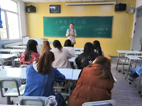           必赢766net手机版毕业生各班召开“毕业生征兵入伍”主题班会 
