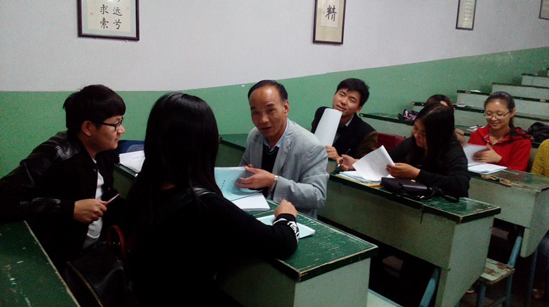            学校督导专家组来我们进行论文中期检查 